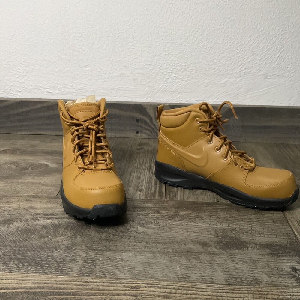 Nike Manoa Lace Up Boot in Wheat Color Big Kid Boys Sz 4